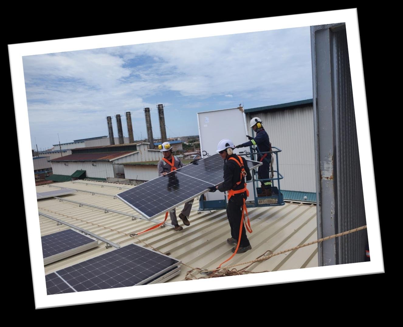 Equipo técnico instalando paneles solares en Ecopetrol